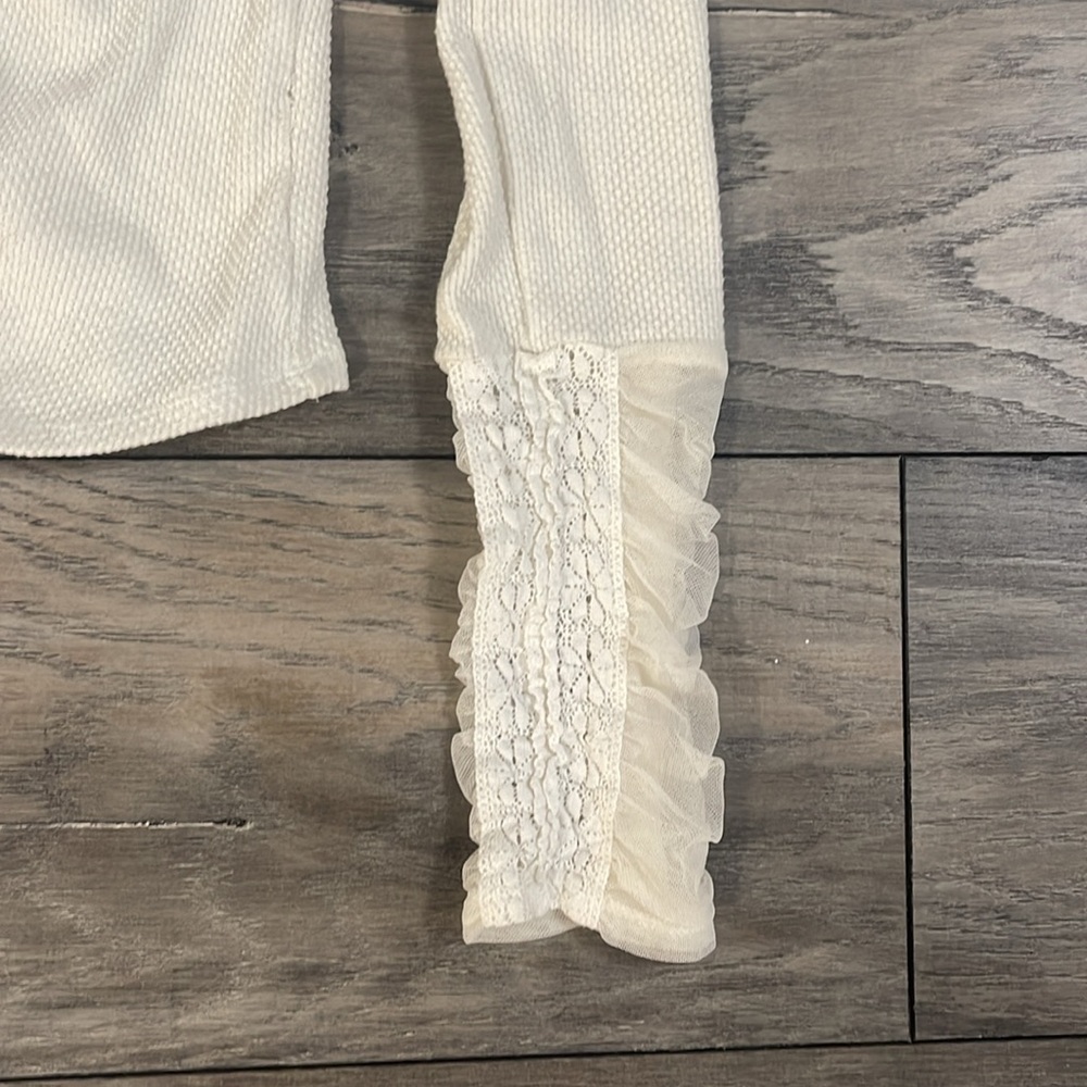 Free people top with lace sleeves, good quality
Size S, sweater, top, casual - Picture 3 of 8
